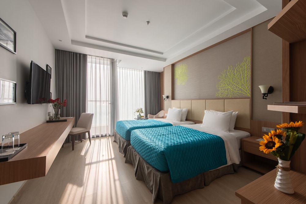 Deluxe Twin Room with Sea View and Balcony photo 1