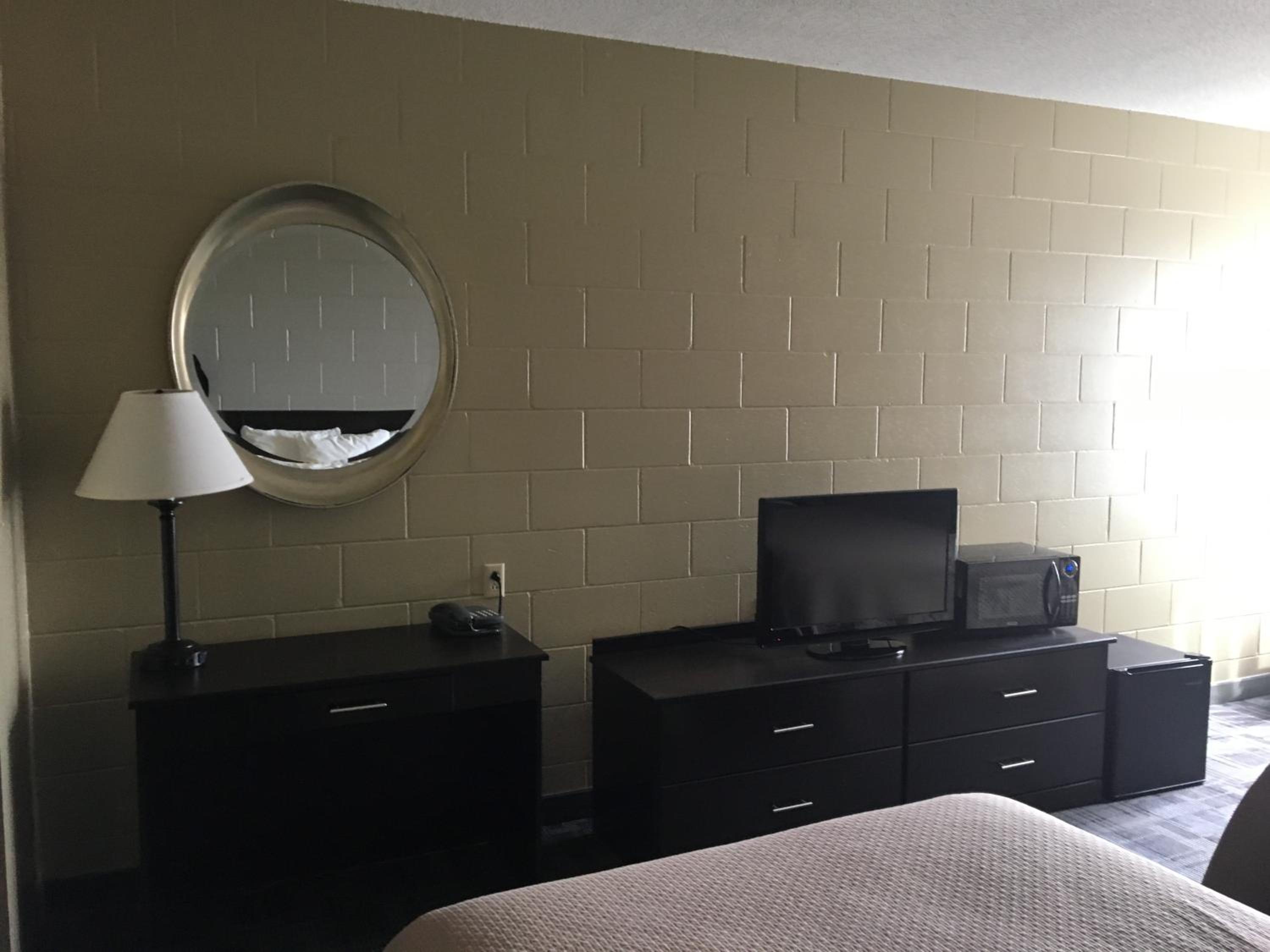 Queen Room with Two Queen Beds - Non-Smoking - Photo 2