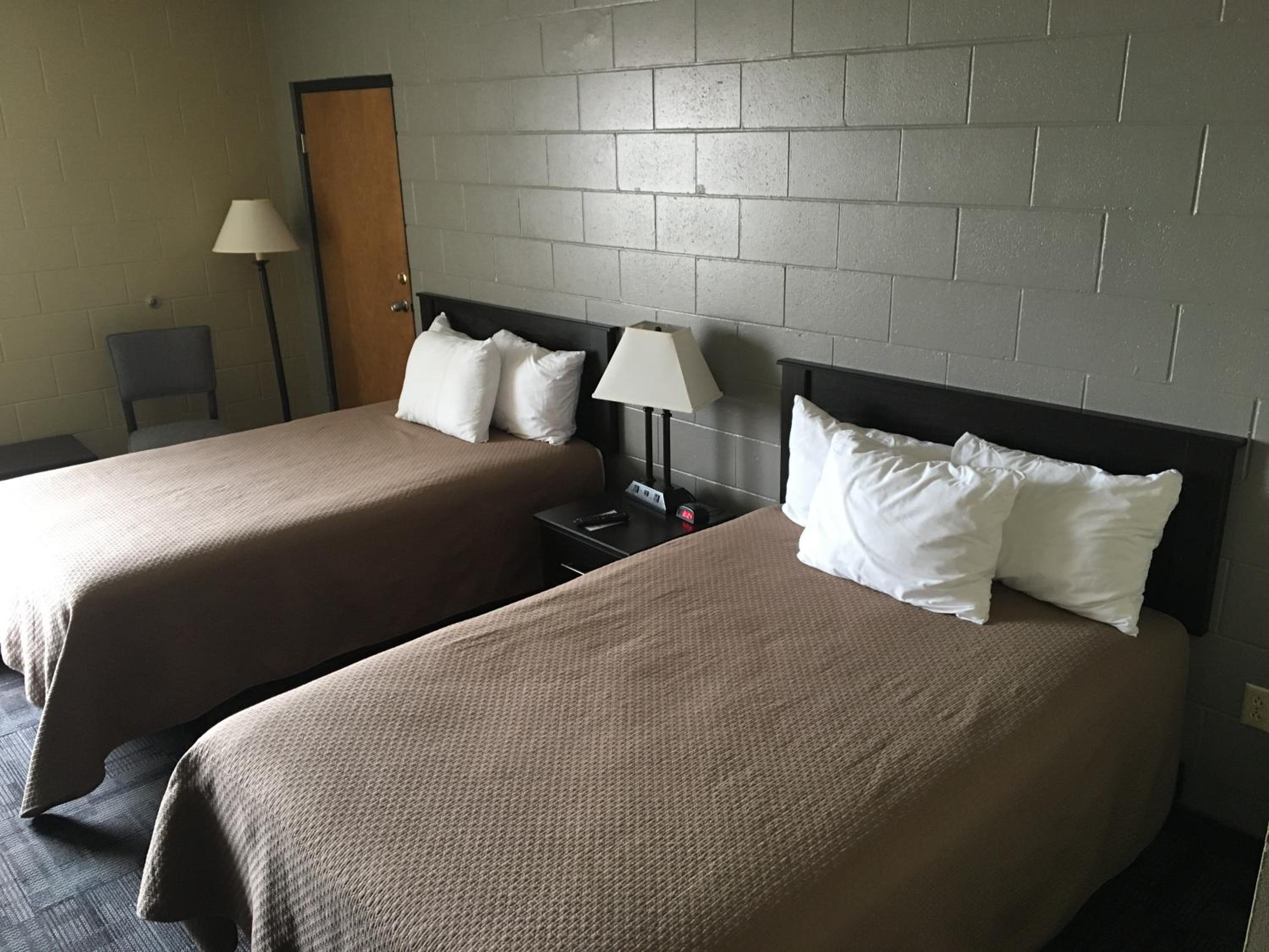 Queen Room with Two Queen Beds - Non-Smoking - Photo 5