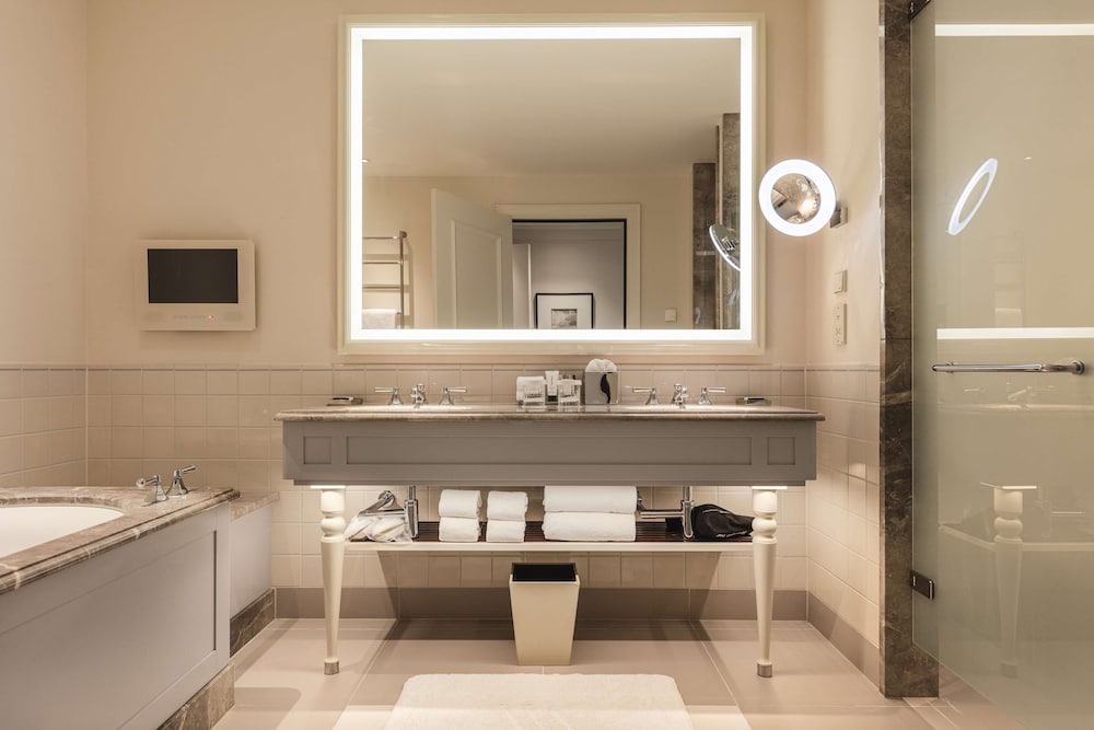 Grand Room, 1 King Bed, Balcony