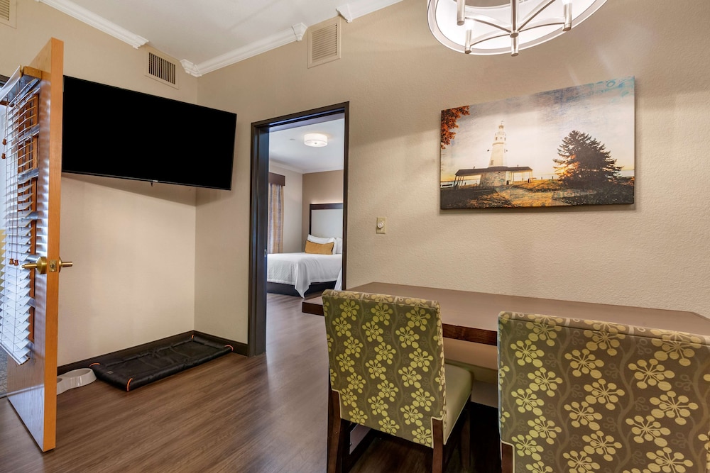 Suite, Multiple Beds, Non Smoking, Refrigerator & Microwave (Living Room;with Sofabed) - Photo 4
