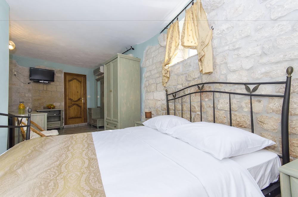 Standard Double Room - Photo 8
