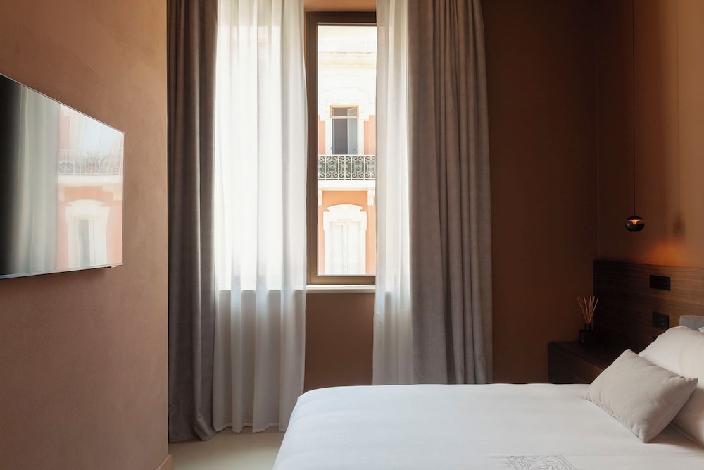 Deluxe Suite - Photo 17