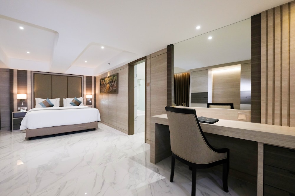 Junior Studio Suite, 1 King Bed, Non Smoking, Pool View photo 2