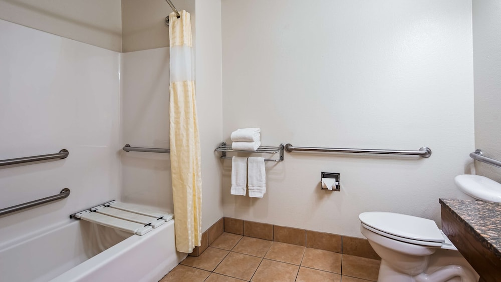Standard Room, Multiple Beds, Accessible, Refrigerator & Microwave (Refrigerator & Microwave) photo 2