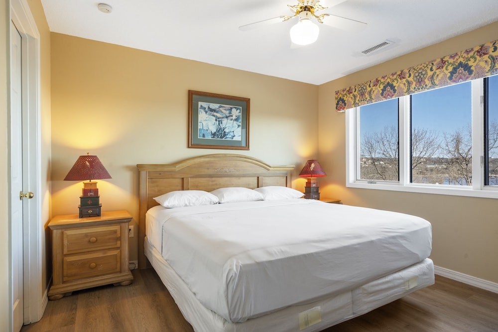 Standard Condo, 1 Bedroom, Partial Lake View photo 1