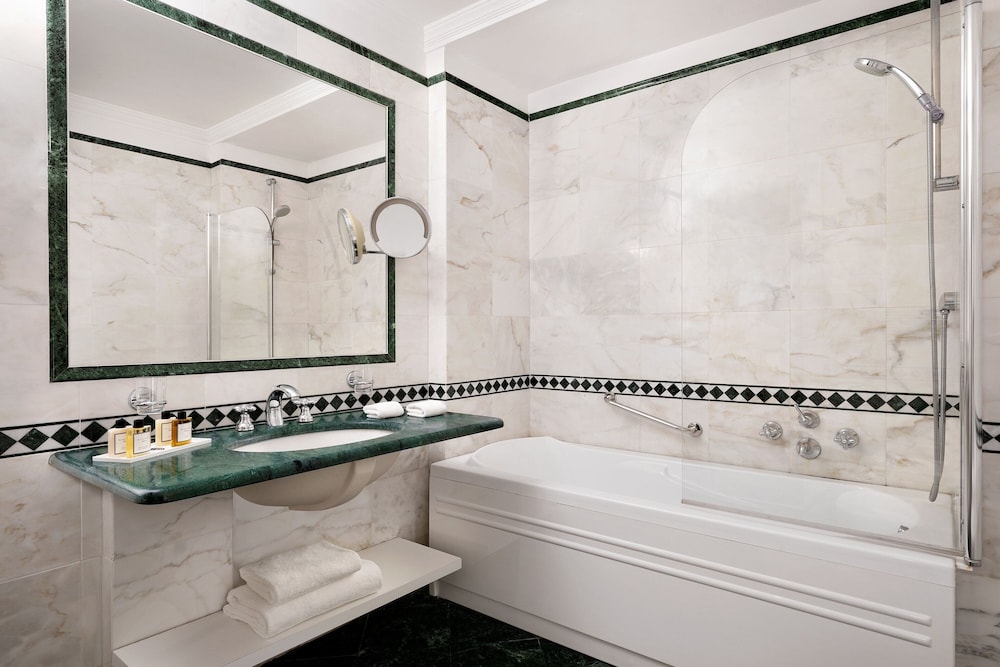 Signature Suite, 1 Bedroom, Terrace (Balcony) thumbnail 5