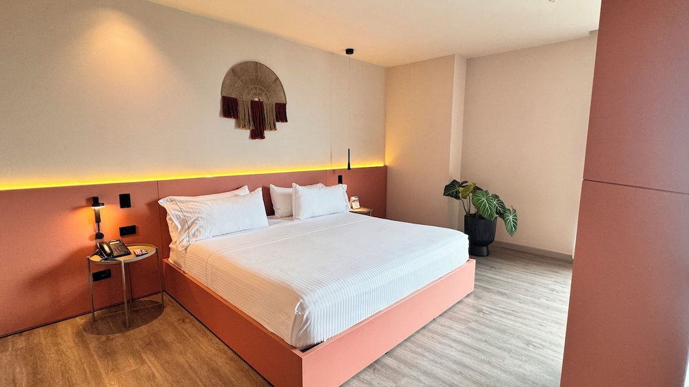 Deluxe Studio Suite, 1 King Bed - Photo 13