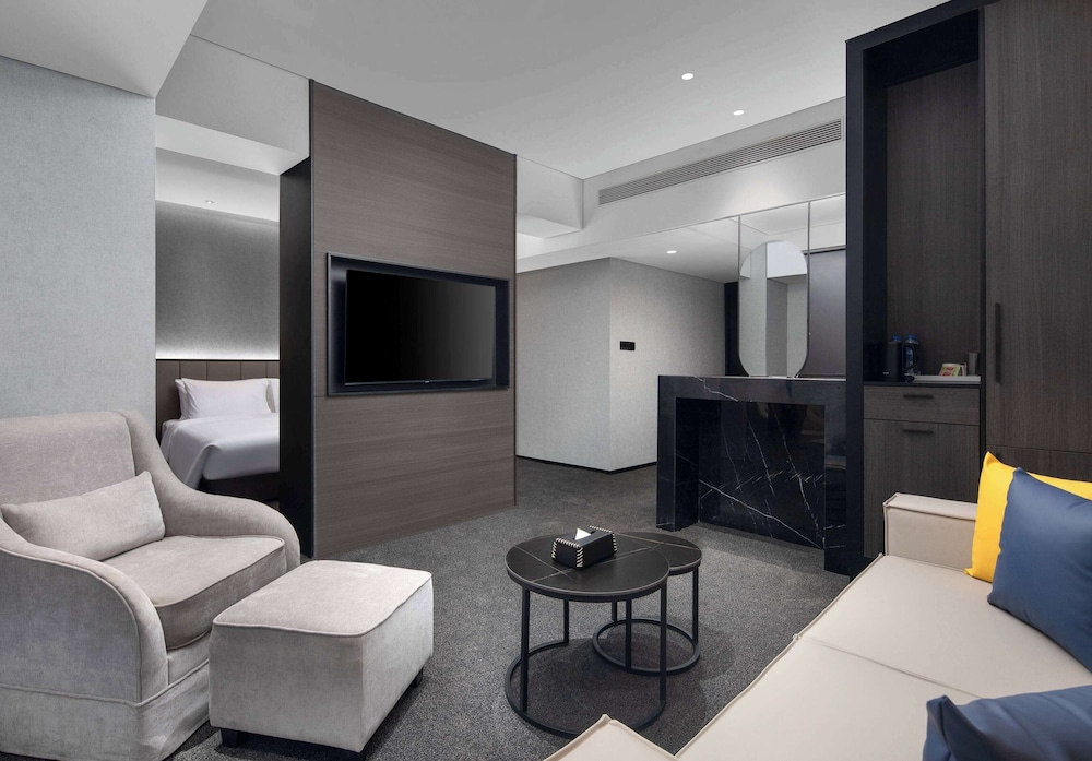 Superior Suite, 1 King Bed, Non Smoking photo 1