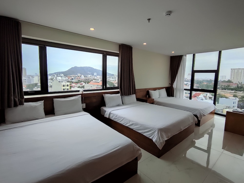 Family Room, Ocean View - Photo 4