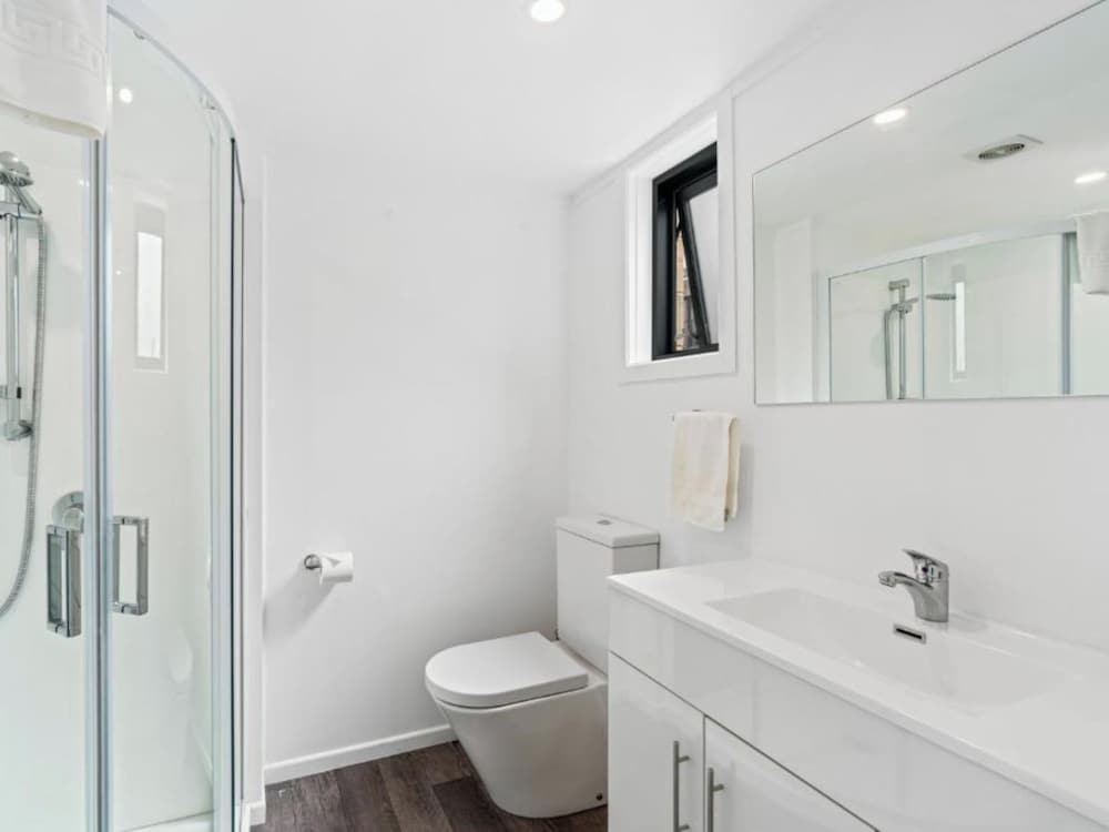 Deluxe One Bedroom Apartment Lakeview photo 2