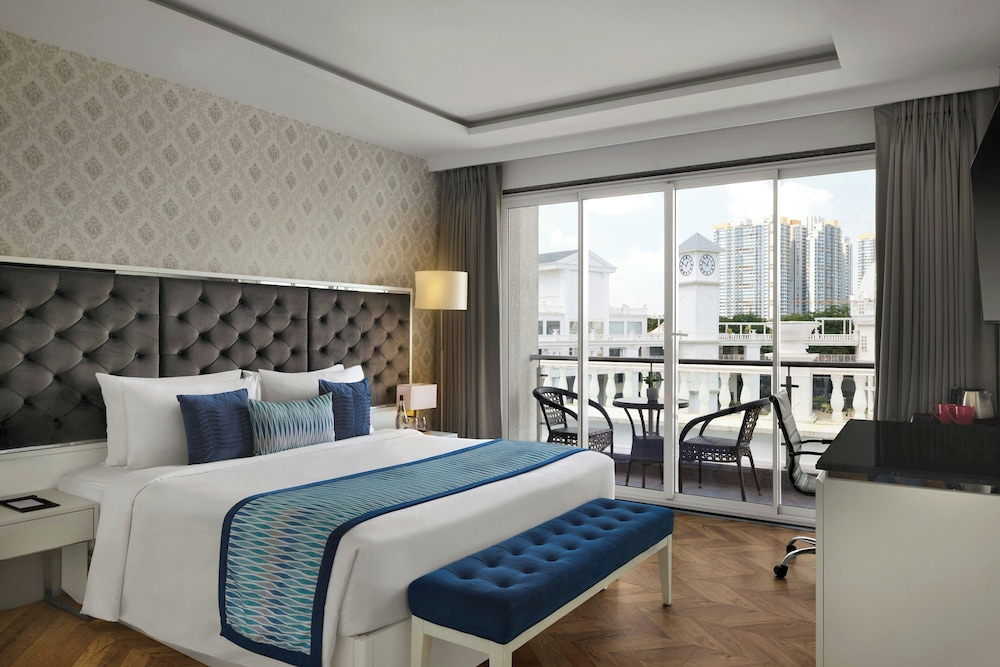 Suite, 1 King Bed, Balcony, Garden View photo 2