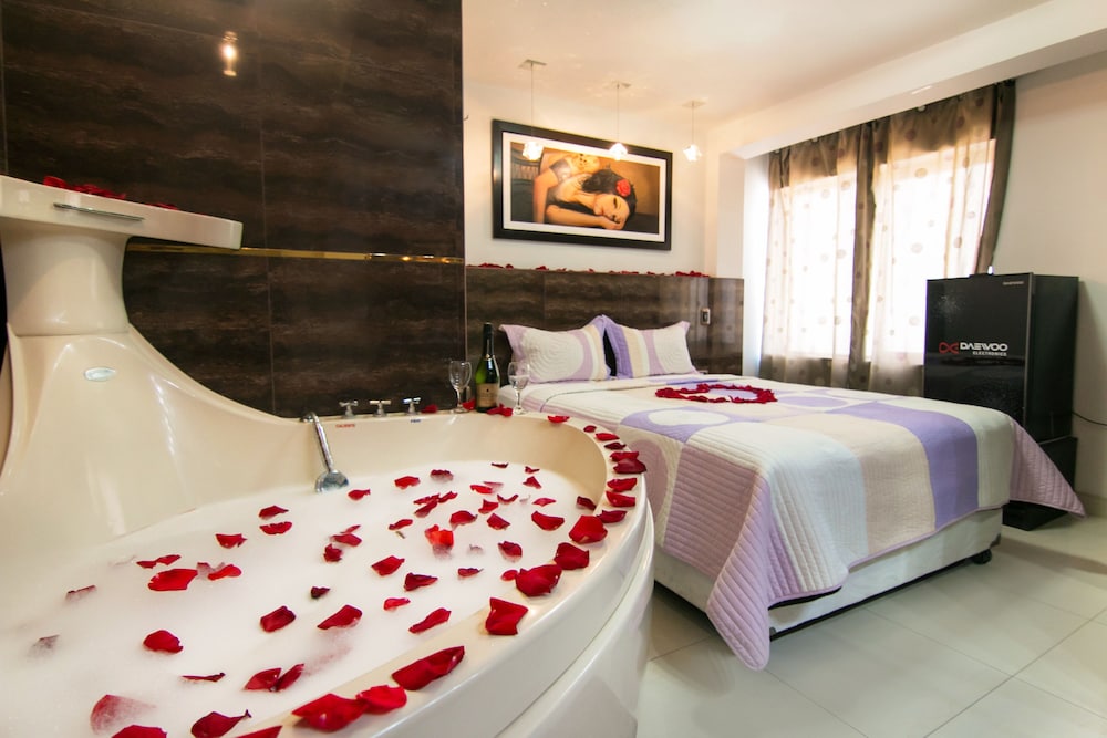 Double Room, 1 Queen Bed, Bathtub photo 1