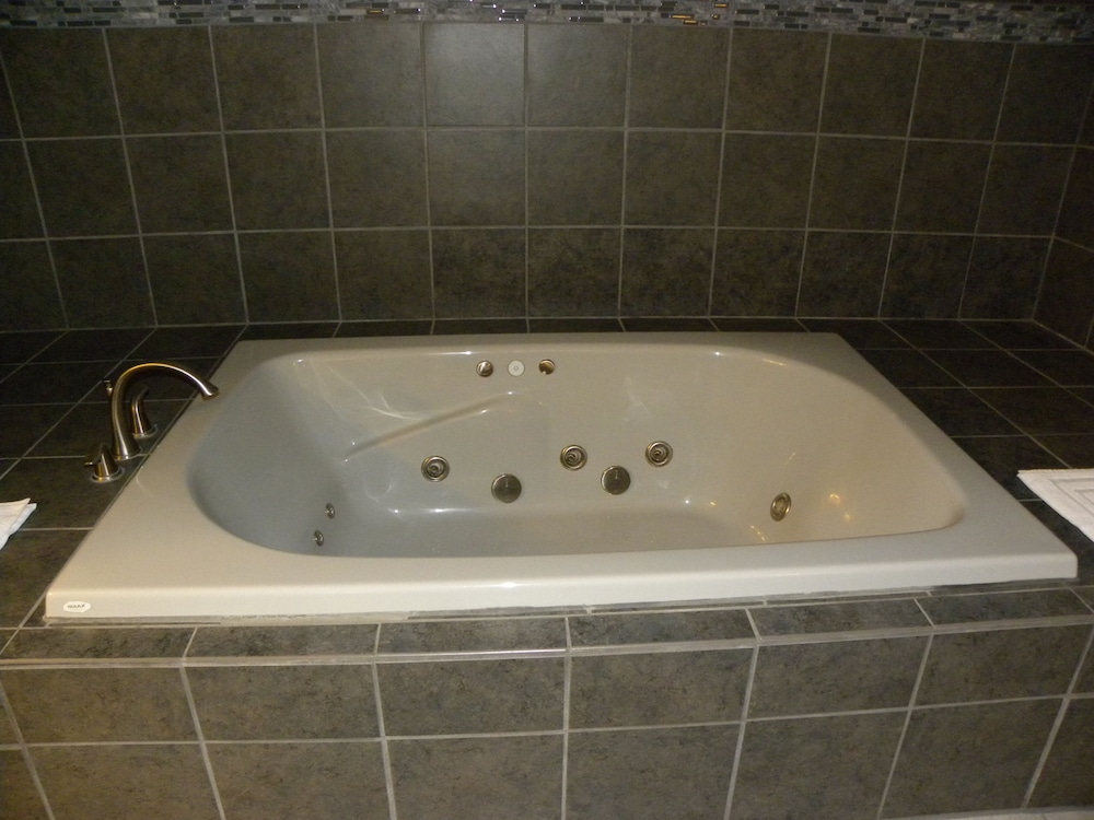 Suite, 1 King Bed, Jetted Tub - Photo 8