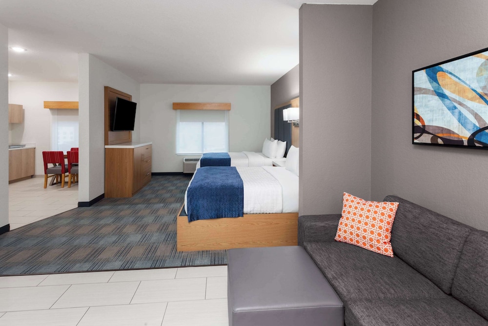 Suite, Multiple Beds, Kitchenette (2 TVs) - Photo 1