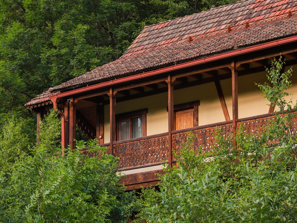 Classic Double Room, 1 Queen Bed, Balcony, Lake View photo 2