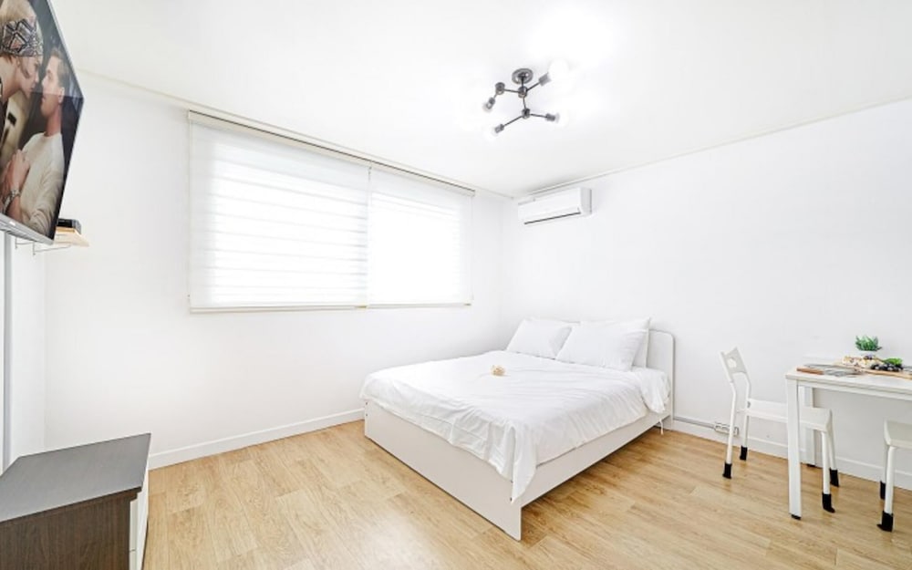 Room (Studio 304)