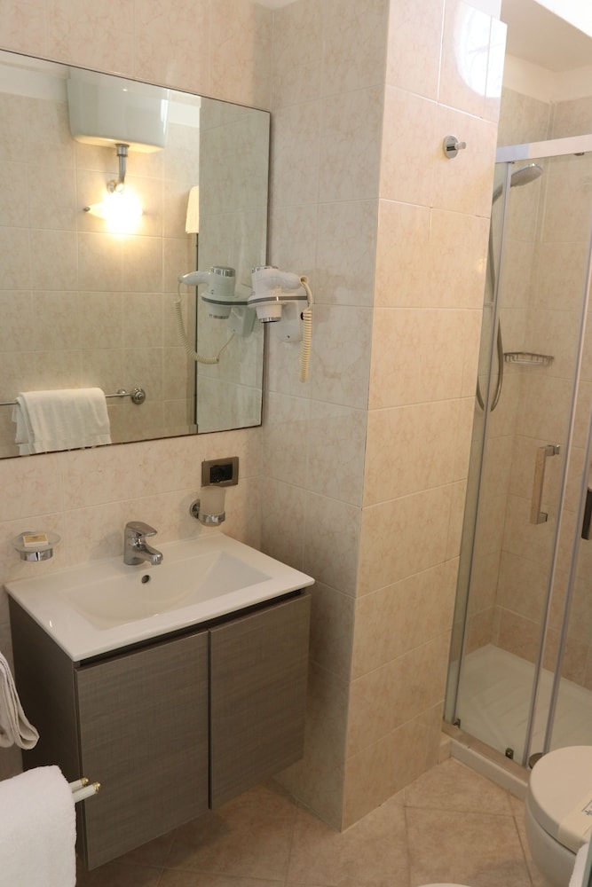 Comfort Room, Non Smoking - Photo 7