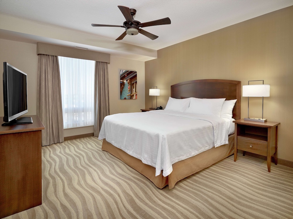 Studio, 1 King Bed, Accessible (Roll-in Shower)