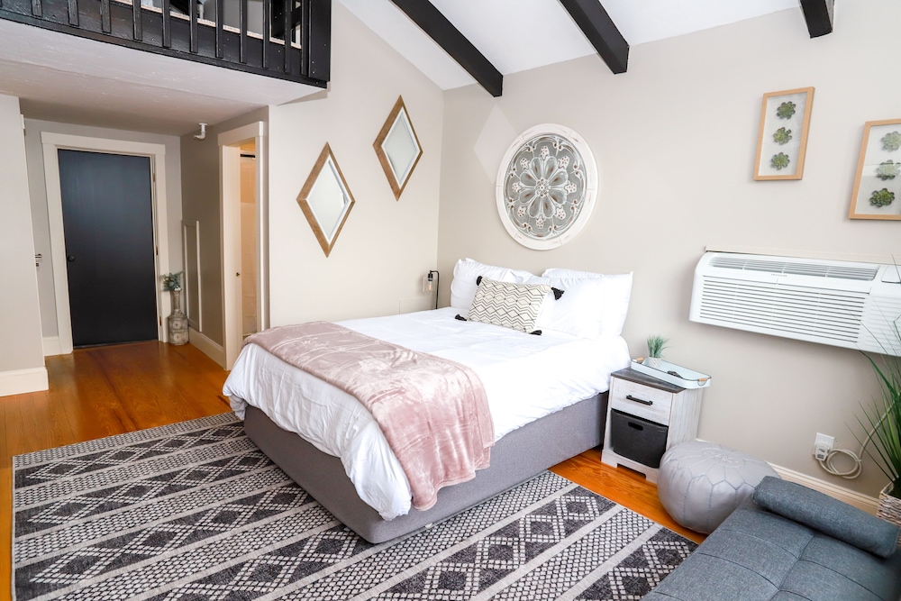 Queen Loft Room photo 1