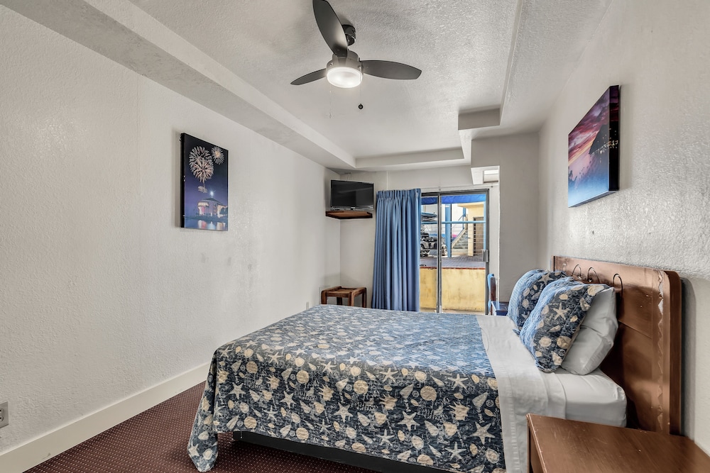 Deluxe Room, 1 Queen Bed, Partial Ocean View photo 2