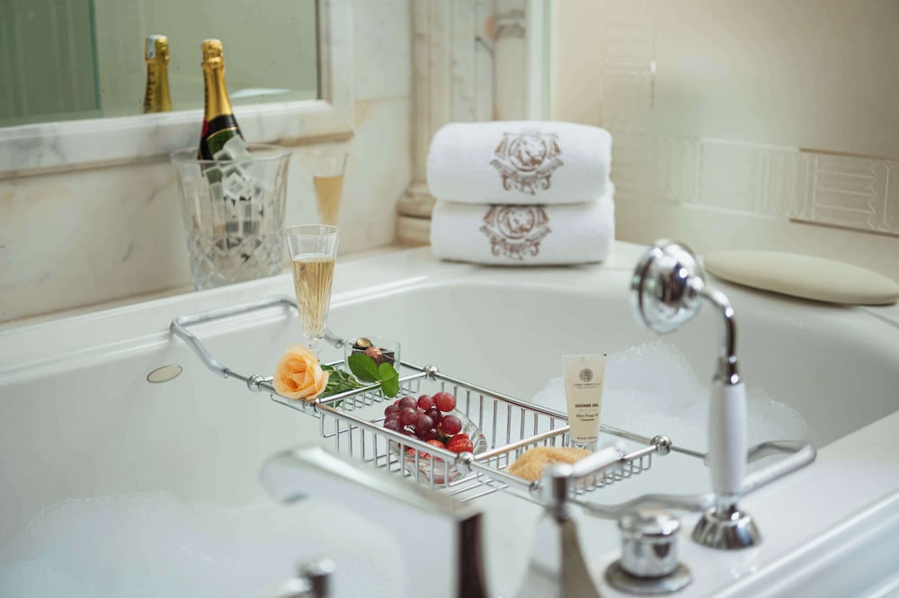 Luxury Suite - Photo 17