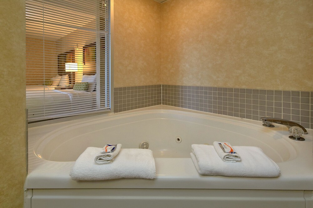 Suite, 2 Queen Beds, Fireplace - Photo 12