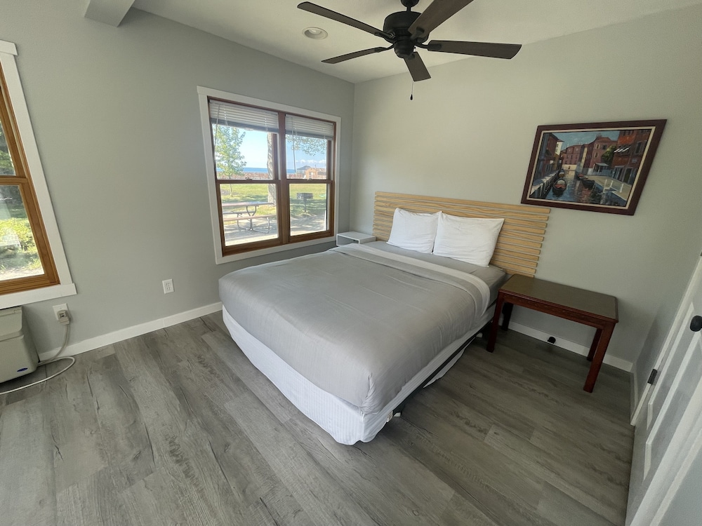 Standard Room, 1 Queen Bed, Lake view photo 2
