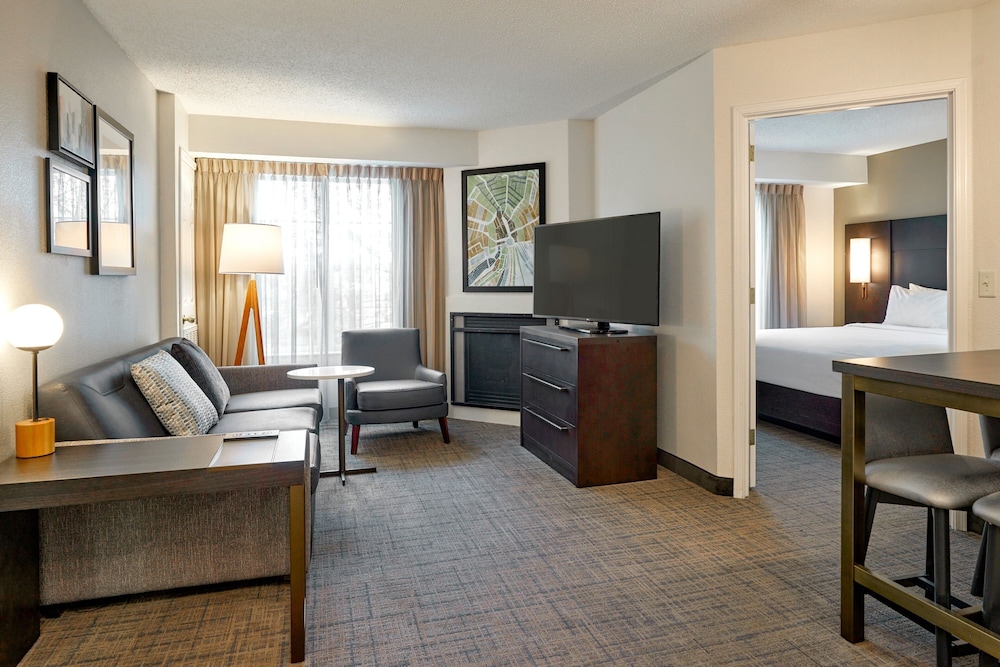 Suite, 2 Bedrooms - Photo 1