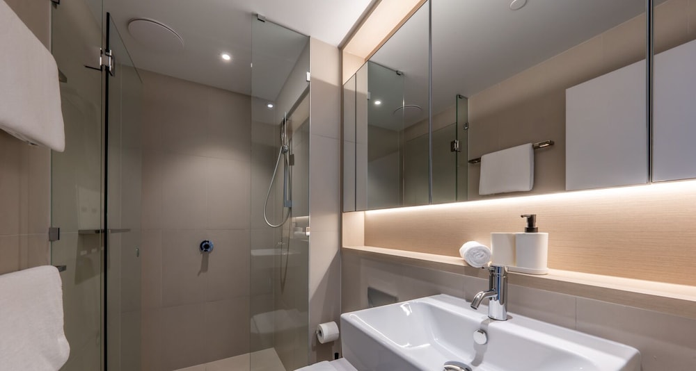 2 Bedroom 2 Bathroom Apartment with Stadium & Harbour Views - Photo 7