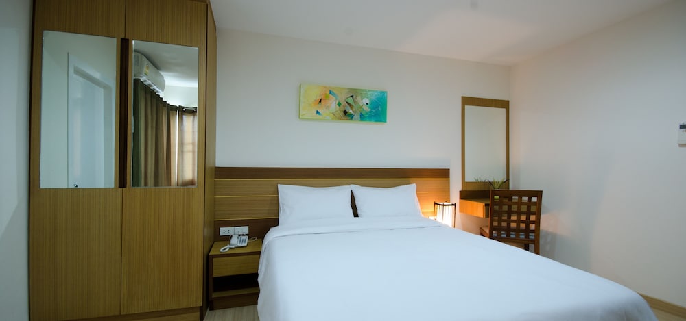 Standard Room, 1 Queen Bed photo 2