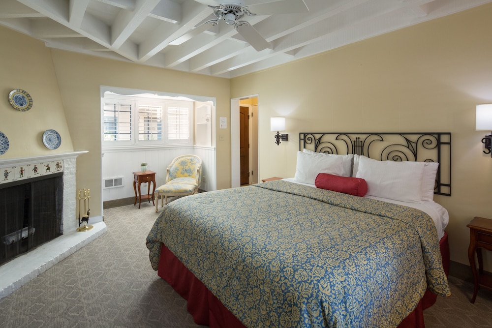 Deluxe Room, 1 King Bed, Fireplace photo 1
