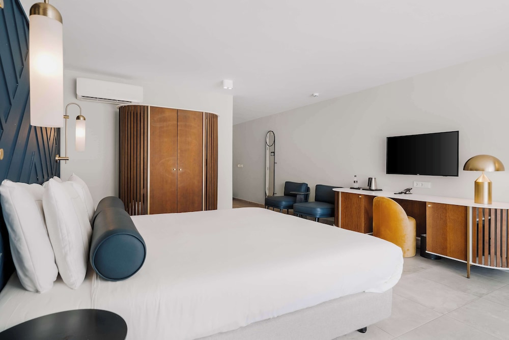 Deluxe Room, 1 King Bed, Accessible (Mobility/Hearing, Roll In Shower)
