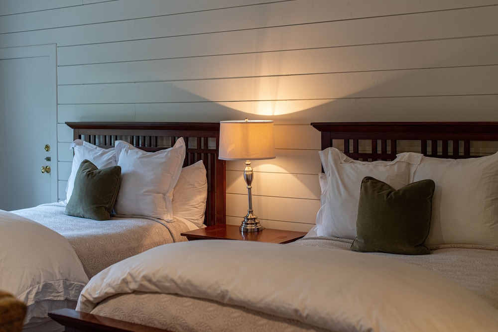 Standard Room, 2 Queen Beds photo 1