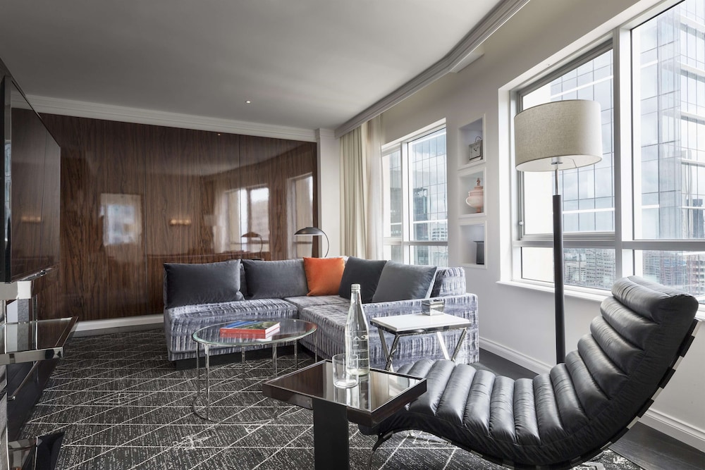 Signature Suite, 1 King Bed, Club Lounge Access (Skyline) thumbnail 6