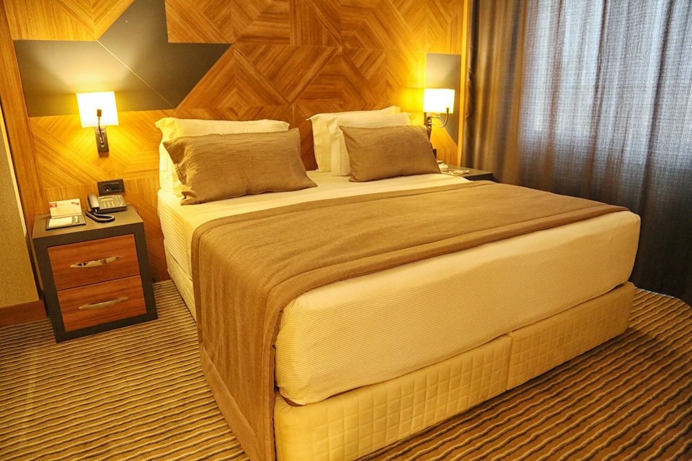 Room, 1 King Bed, Smoking