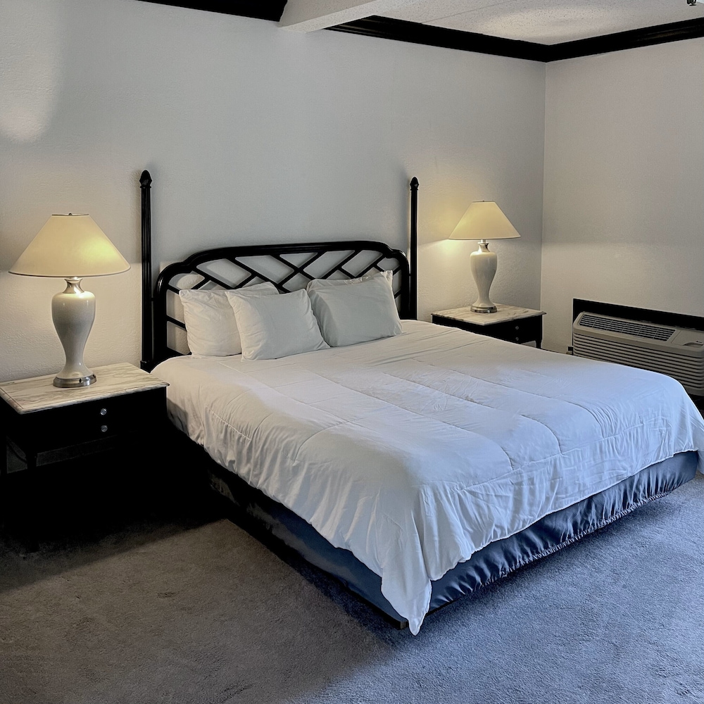 Room, 1 King Bed, Non Smoking (Golf View) photo 3