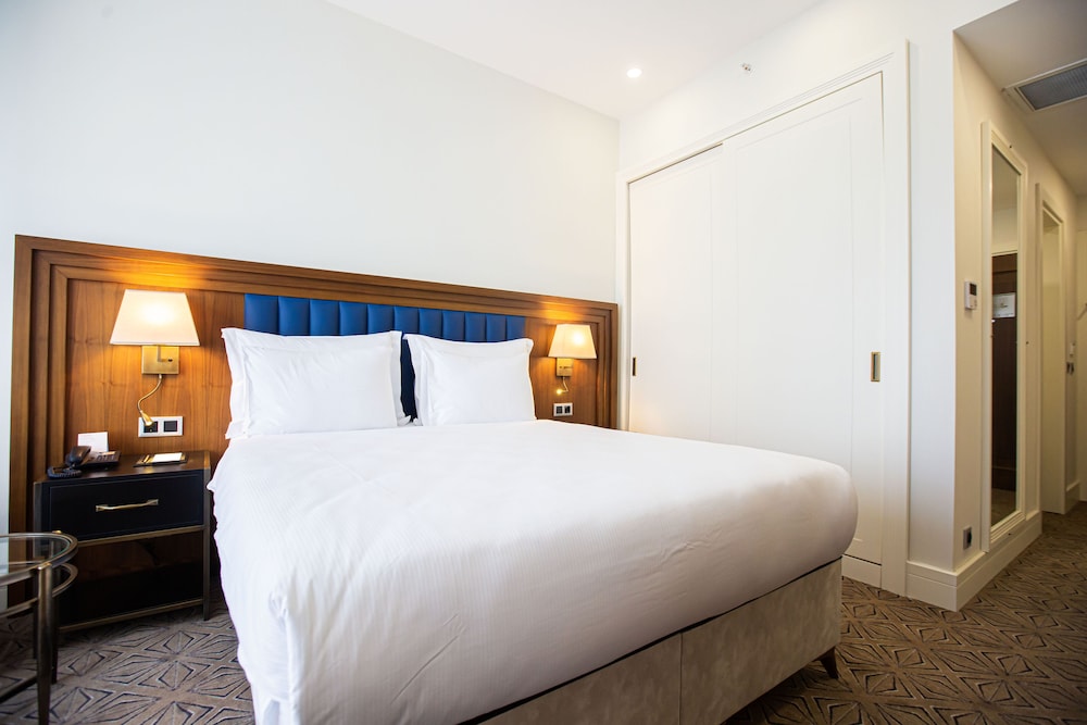 Superior Room, 1 King Bed, Pool View photo 3