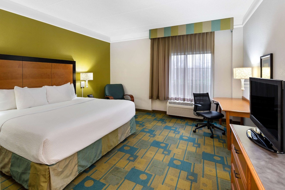 Room, 1 King Bed, Non Smoking - Photo 3