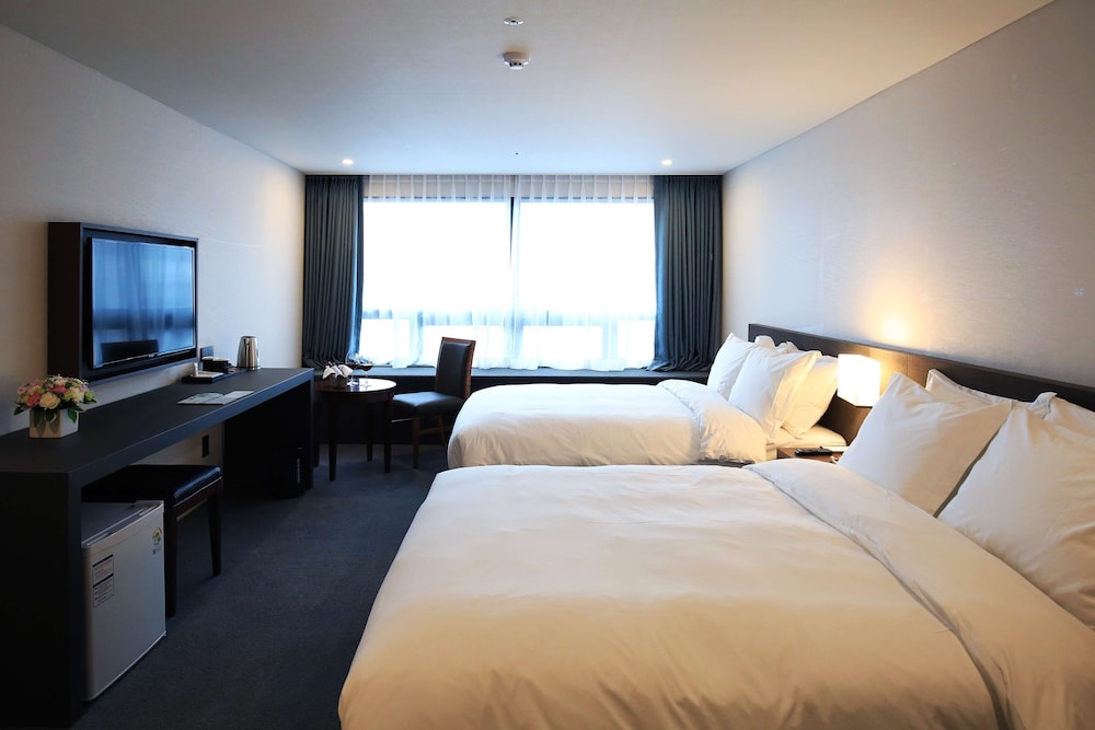 Superior Room, 2 Double Beds, Non Smoking, City View photo 3