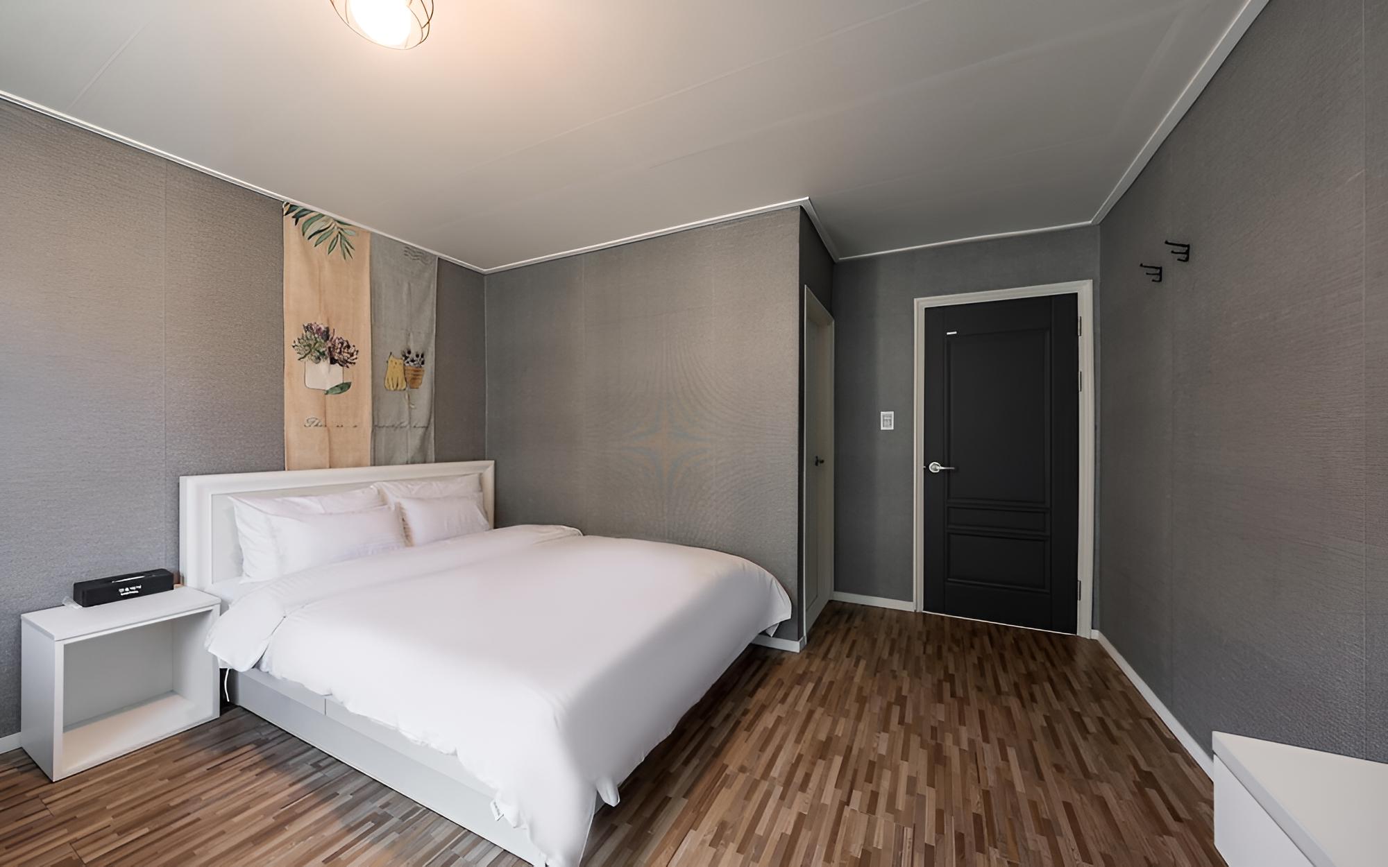 Room (River View (no PC Netflix + Wave + Yo) - Photo 3