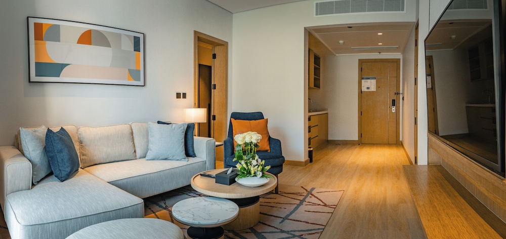 Premium Studio Suite, 1 King Bed, Balcony