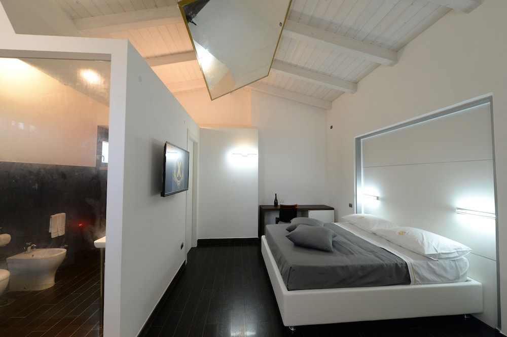 Superior Suite, Bathtub photo 2