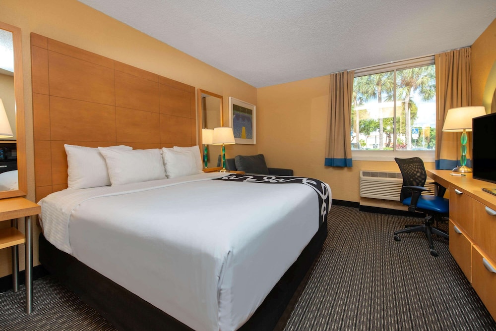 Room, 1 King Bed, Non Smoking - Photo 2