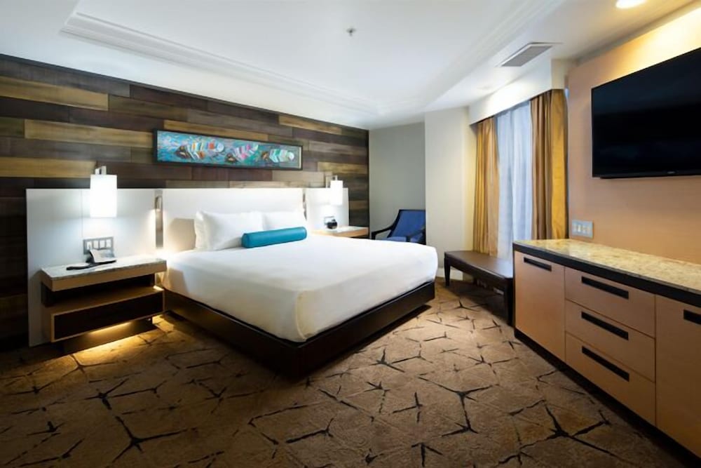 Superior Suite, 1 King Bed With Sofa Bed (Picayune Tower King Suit, Valley View)