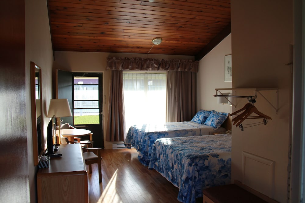 Comfort Suite, Jetted Tub, Poolside photo 3