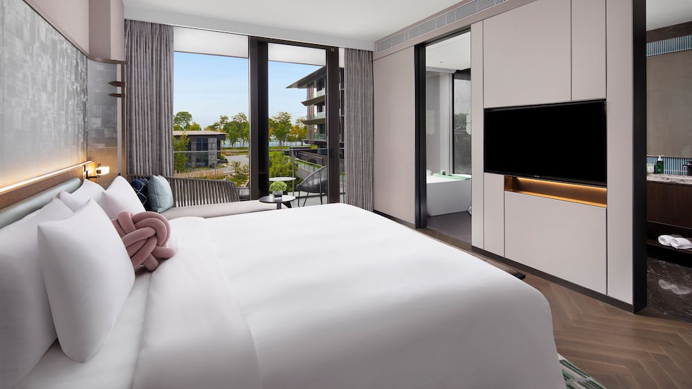 Premium Room, 1 King Bed, Garden View - Photo 3