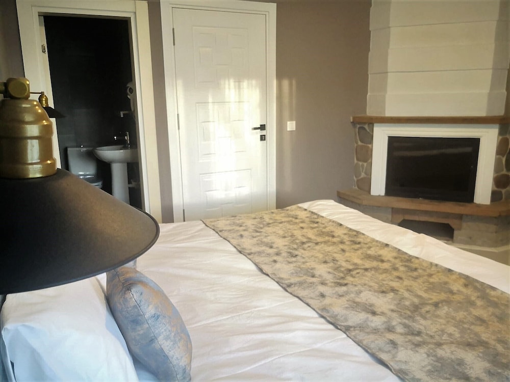 ROOM WITH FIREPLACE