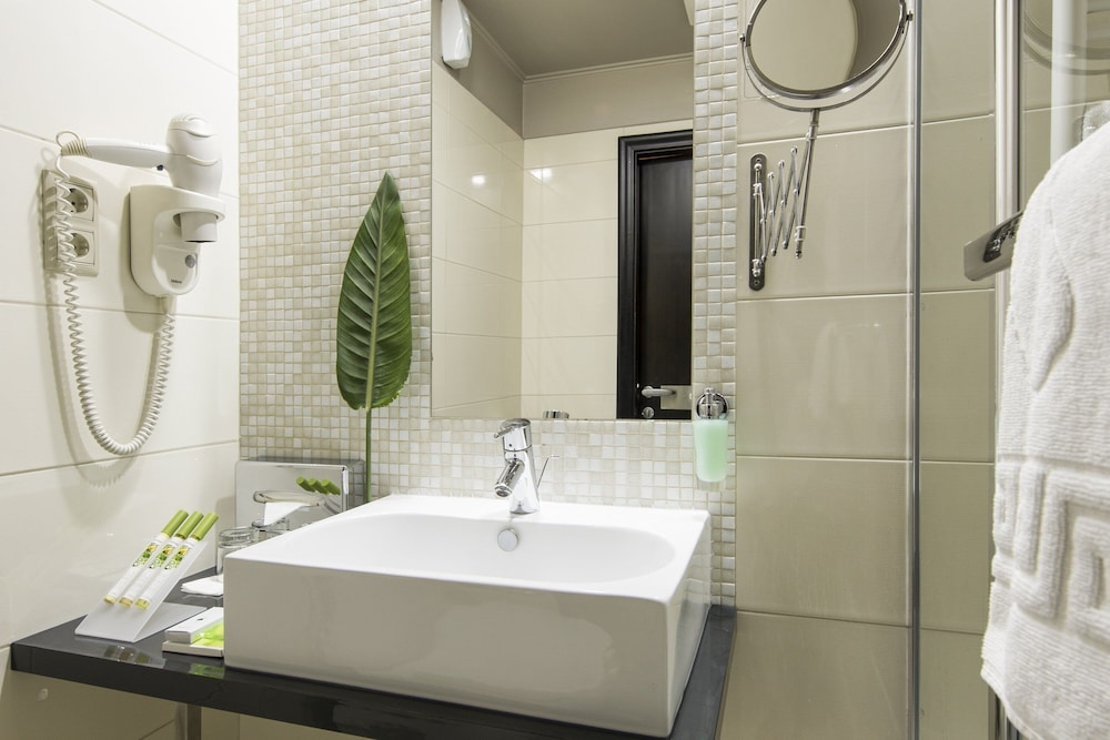 Standard Double or Twin Room, Balcony, City View thumbnail 5