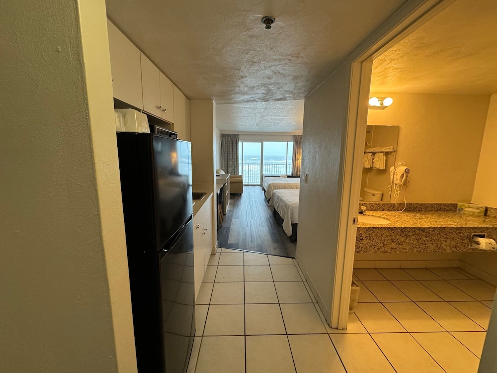 Deluxe Room, 2 Queen Beds, Kitchenette, Oceanfront - Photo 4